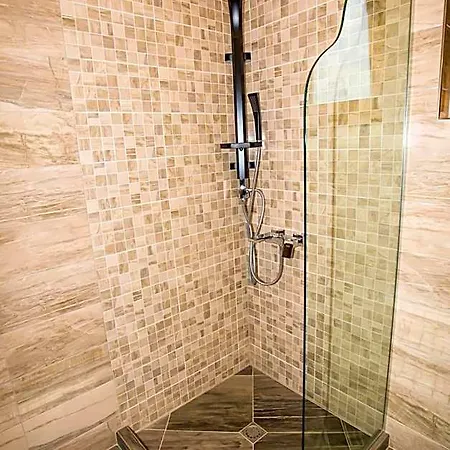 Boutique Versis Aparthotel 5*