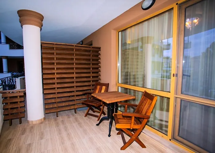 Boutique Versis Aparthotel 5*